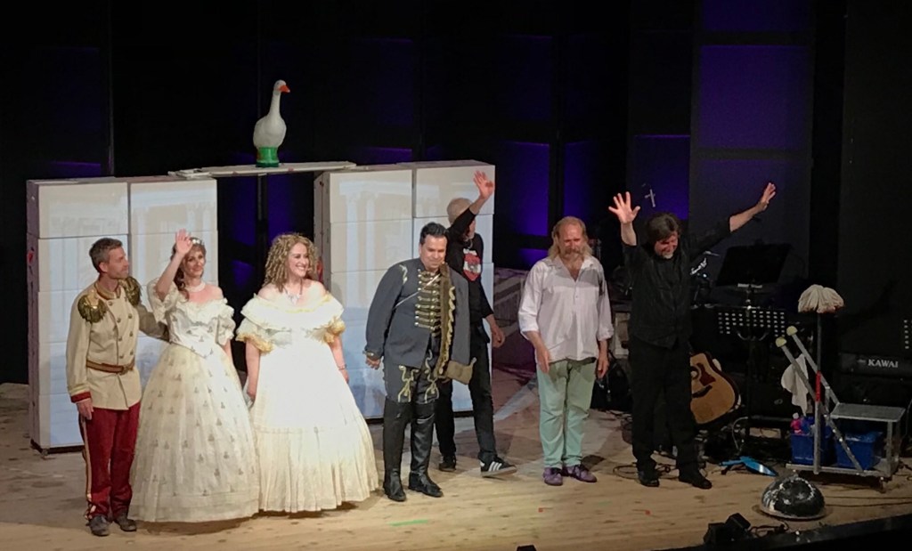 Das Ensemble von Susi oder so mit Musikern auf der Bühne nach Ende des Stücks