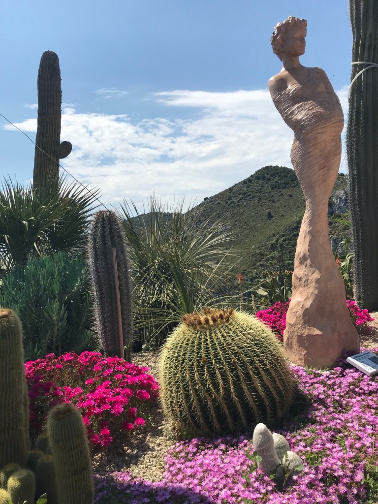 Skulptur einer schwangeren Frau im Jardin Exotique von Eze