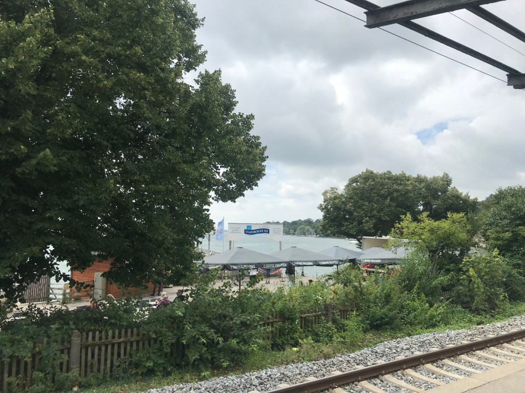 Bahnsteig mit Blick auf den Starnberger See 